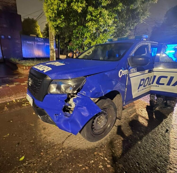 Manejaba ebria y chocó un móvil policial Afortunadamente, ninguna persona resultó herida.