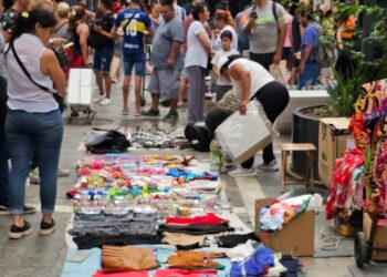 Manteros del Centro de Córdoba, víctimas del esquema de extorsión por el que tres inspectores municipales fueron condenados.