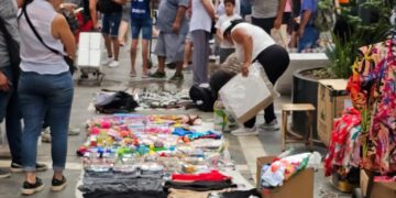 Manteros del Centro de Córdoba, víctimas del esquema de extorsión por el que tres inspectores municipales fueron condenados.