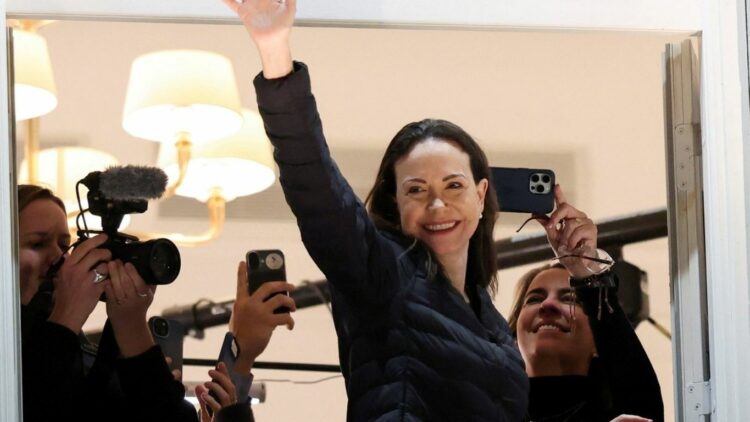 María Corina Machado reapareció en Oslo Corina Machado salió a saludar desde el balcón del hotel, en Oslo. Foto: REUTERS/Leonhard Foeger.