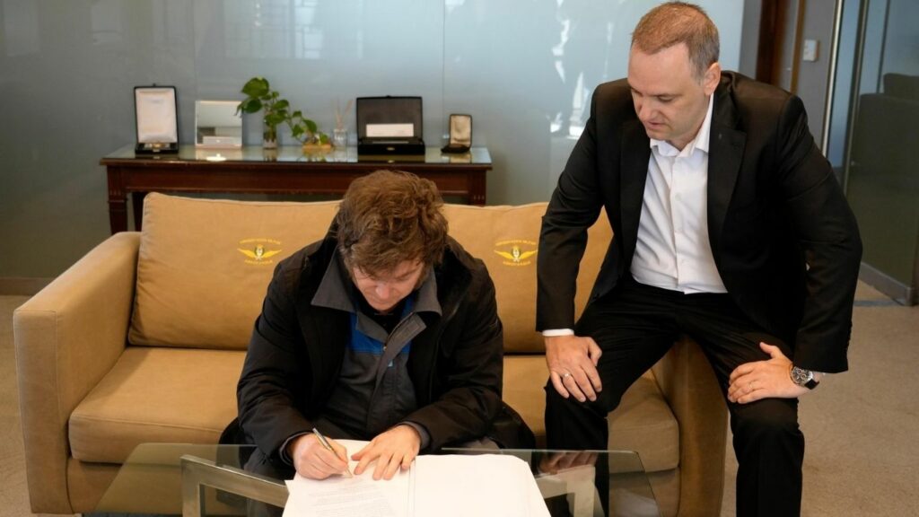 Milei firmó la reforma laboral y el Gobierno la envía al Senado para su tratamiento Milei firmó la reforma laboral y el Gobierno la envía al Senado para su tratamiento