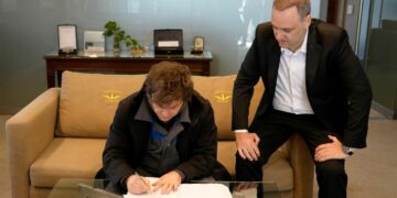 Milei firmó la reforma laboral y el Gobierno la envía al Senado para su tratamiento Milei firmó la reforma laboral y el Gobierno la envía al Senado para su tratamiento