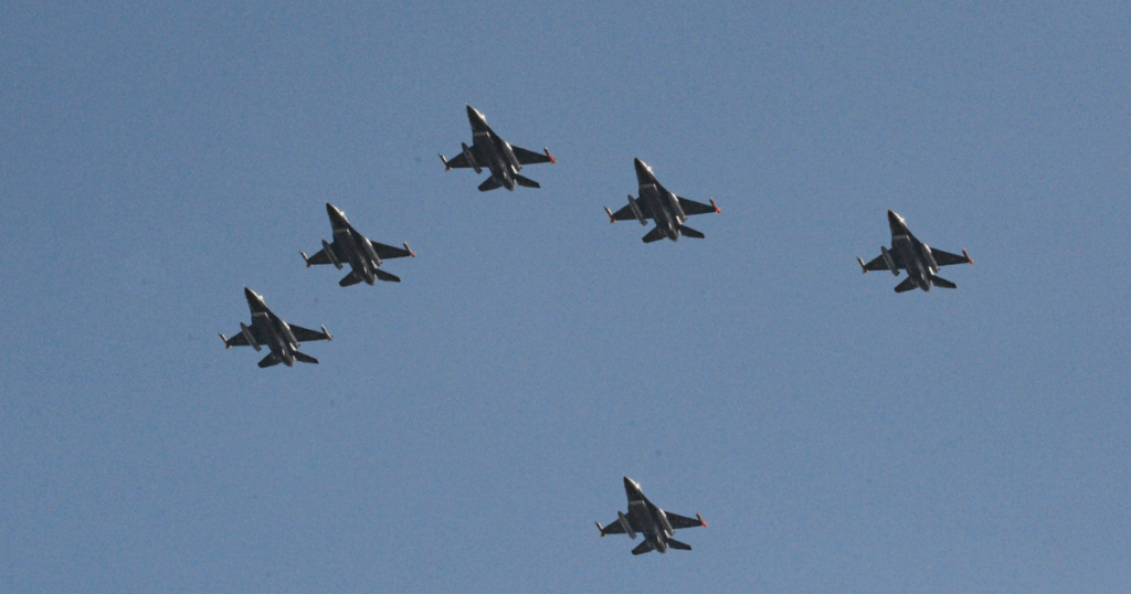 Milei presentó los F-16 y afirmó que el país “recupera seguridad y soberanía aérea” Milei presentó los F-16 y afirmó que el país “recupera seguridad y soberanía aérea”