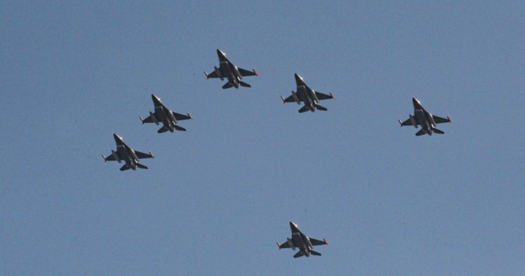 Milei presentó los F-16 y afirmó que el país “recupera seguridad y soberanía aérea” Este sábado, los cazas realizaron un vuelo rasante sobre Buenos Aires y regresaron a Córdoba para su presentación operativa encabezada por el presidente Javier Milei.