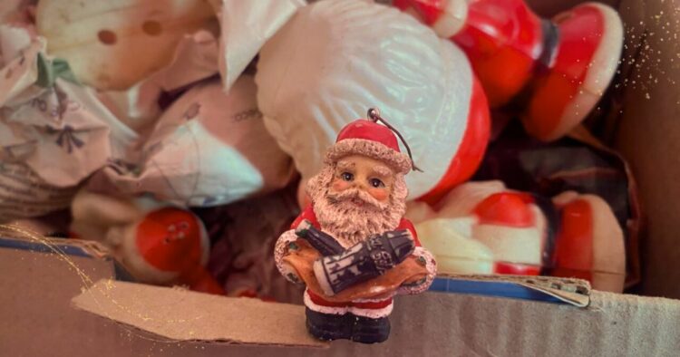 Decoraciones guardadas, cintas, papeles de años anteriores y adornos heredados prolongan su vida útil y evitan compras impulsivas.