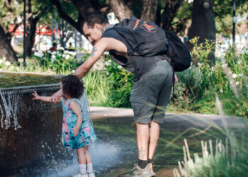 Niños, adultos mayores y embarazadas requieren cuidados especiales en días de altas temperaturas para evitar complicaciones de salud.