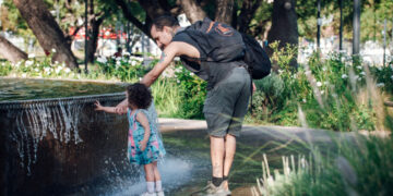 Niños, adultos mayores y embarazadas requieren cuidados especiales en días de altas temperaturas para evitar complicaciones de salud.