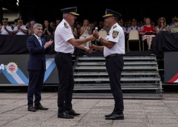 El nuevo jefe de policía recibe el bastón de mando.