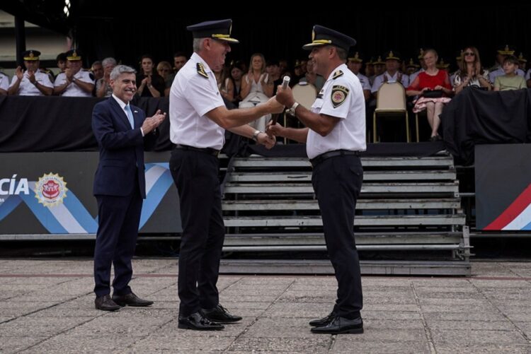 El nuevo jefe de policía recibe el bastón de mando.