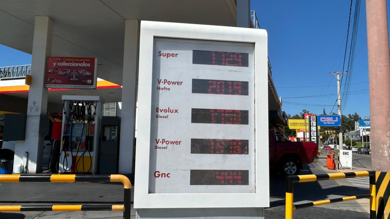 Nuevo registro: la nafta Premium volvió a subir y ya supera los $2.000 en Córdoba Nuevo registro: la nafta Premium volvió a subir y ya supera los $2.000 en Córdoba