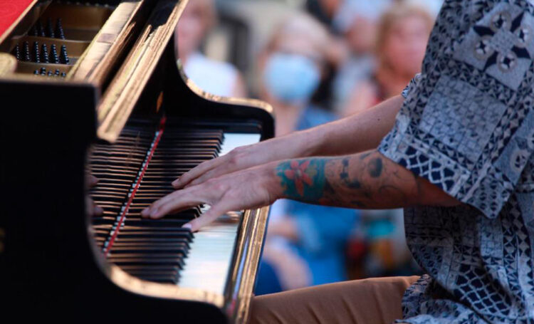 "Ciclo de Piano Libre". "El piano abierto a todos: una invitación a tocar, compartir y disfrutar la música en la explanada del Paseo del Buen Pastor este domingo a las 16.