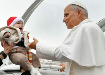 El Papa León XIV saluda a los fieles en la Plaza de San Pedro. Foto: @Vatican Media.