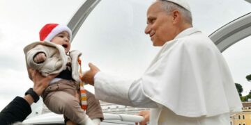 El Papa León XIV saluda a los fieles en la Plaza de San Pedro. Foto: @Vatican Media.