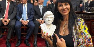 Renunció Lorena Villaverde a su banca en el Senado