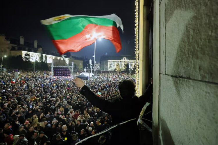 Las manifestaciones multitudinarias ocurrieron en medio de acusaciones de corrupción y ante una moción de censura.