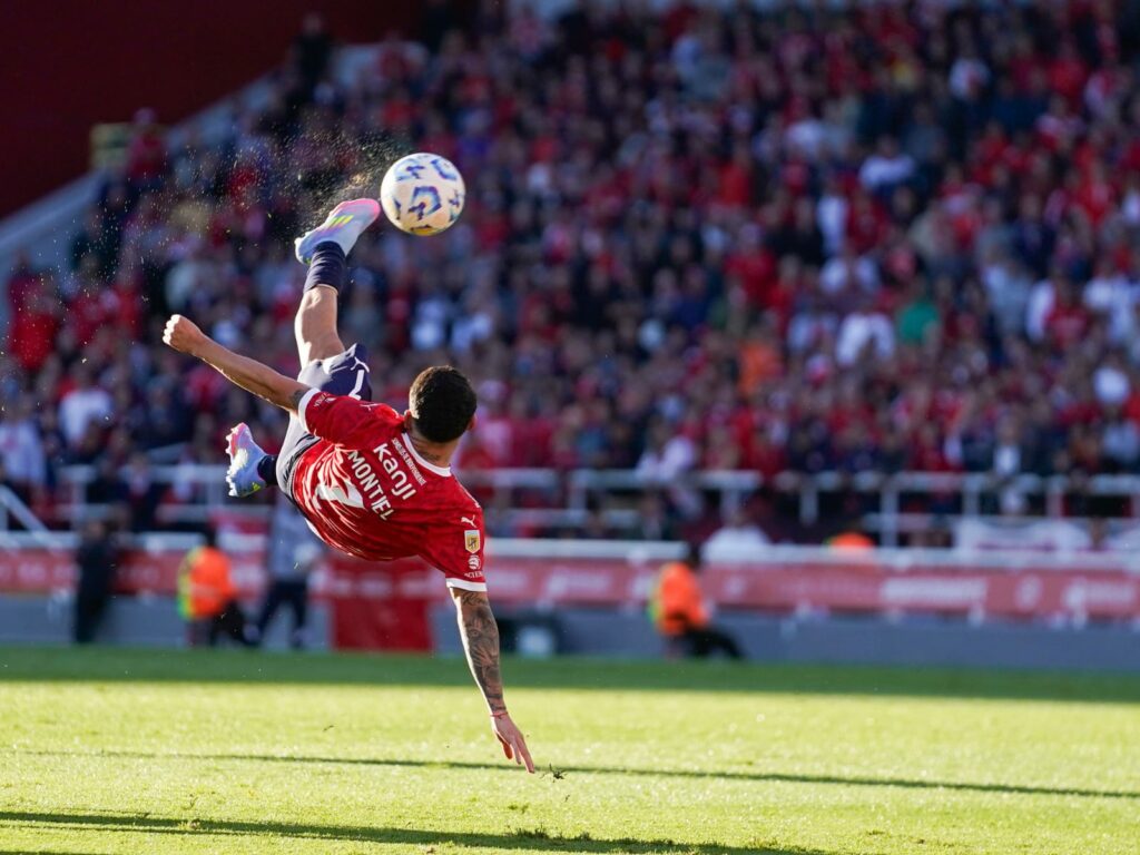 Santiago Montiel se quedó con el Puskas al mejor gol del año Santiago Montiel se quedó con el Puskas al mejor gol del año