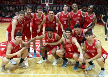 El plantel de La Gloria festejó en el clásico.