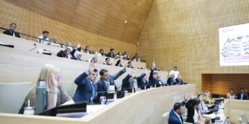 La Legislatura aprobó cambios previsionales con un adicional del 82% y sancionó el Presupuesto 2026 La sesión, que fue la más extensa del año, se dio en medio de un clima de tensión y de numerosas reuniones cruzadas entre oficialistas y opositores.
