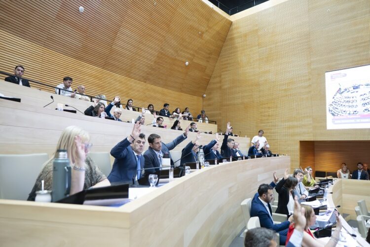 La Legislatura aprobó cambios previsionales con un adicional del 82% y sancionó el Presupuesto 2026 La sesión, que fue la más extensa del año, se dio en medio de un clima de tensión y de numerosas reuniones cruzadas entre oficialistas y opositores.