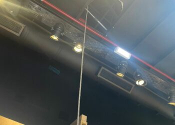 Un joven de 22 años resultó herido tras caer desde cinco metros mientras realizaba tareas de limpieza.