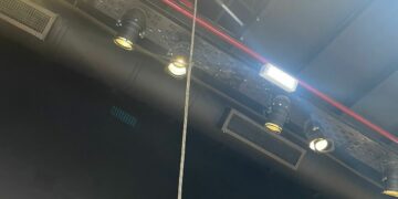 Cayó desde cinco metros mientras limpiaba vidrios en el Córdoba Shopping Un joven de 22 años resultó herido tras caer desde cinco metros mientras realizaba tareas de limpieza.