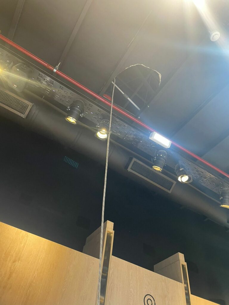 Un joven cayó desde cinco metros mientras limpiaba vidrios en el Córdoba Shopping Un joven de 22 años resultó herido tras caer desde cinco metros mientras realizaba tareas de limpieza.