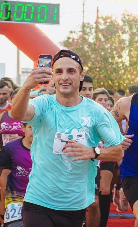 El reto de Silvio, un policía que corre 15 km todos los días para inspirar a otros