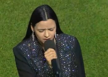 Sol Sattler emocionó con su interpretación del Himno Nacional en el partido de la Selección femenina