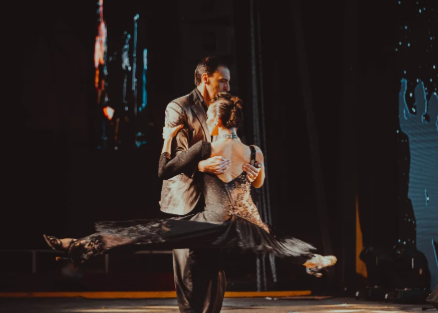 El país celebra el Día Nacional del Tango y La Falda honra el legado de Osvaldo Piro Bailarines en plena exhibición durante la última edición del Festival de Tango de La Falda.