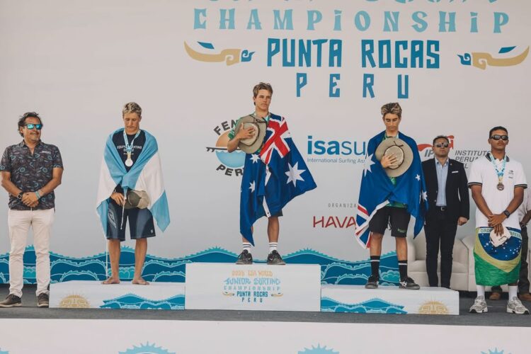 Thiago Passeri se consagró subcampeón mundial juvenil en Perú A la izquierda el juvenil argentino envuelto en la bandera celeste y blanca.