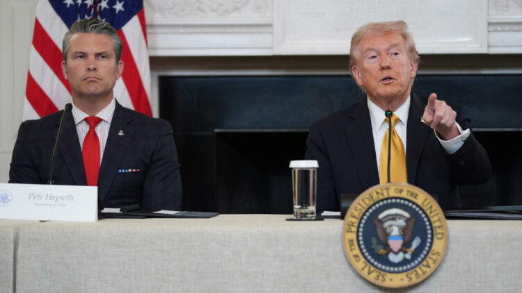 Trump anunció inminentes operativos "en tierra" contra el narcotráfico en Venezuela El presidente Donald Trump y el El secretario de Defensa, Pete Hegseth.