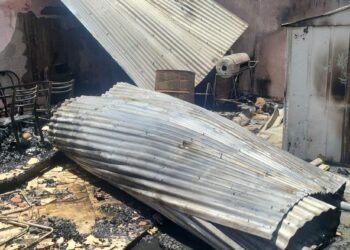 Un quincho quedó destruido y una vecina tuvo que ser asistida tras un incendio