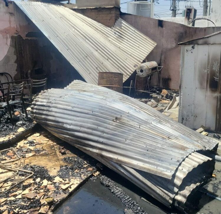 Un quincho quedó destruido y una vecina tuvo que ser asistida tras un incendio El fuego arrasó con un quincho en barrio Las Palmas.