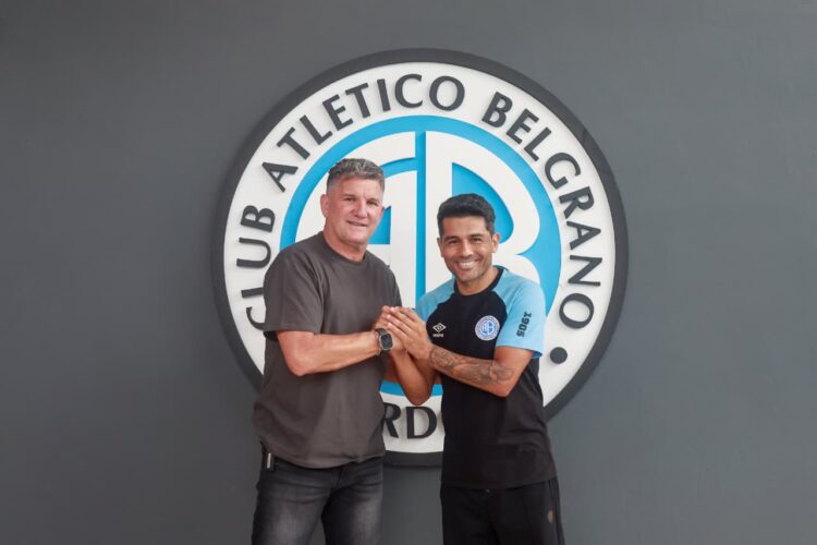 Walter Erviti apuntó contra la dirigencia de Belgrano: Tiene un problema estructural grande Walter Erviti junto al "Luifa" Artime, en la firma de contrato del DT en 2024.