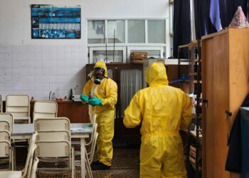 Derrame de ácido en un colegio del Centro: evacuaron a 300 alumnos por prevención