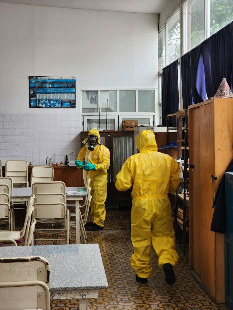 Bomberos y personal del DUAR ingresaron al laboratorio con equipos especializados para neutralizar el ácido derramado y garantizar condiciones seguras en el edificio escolar.