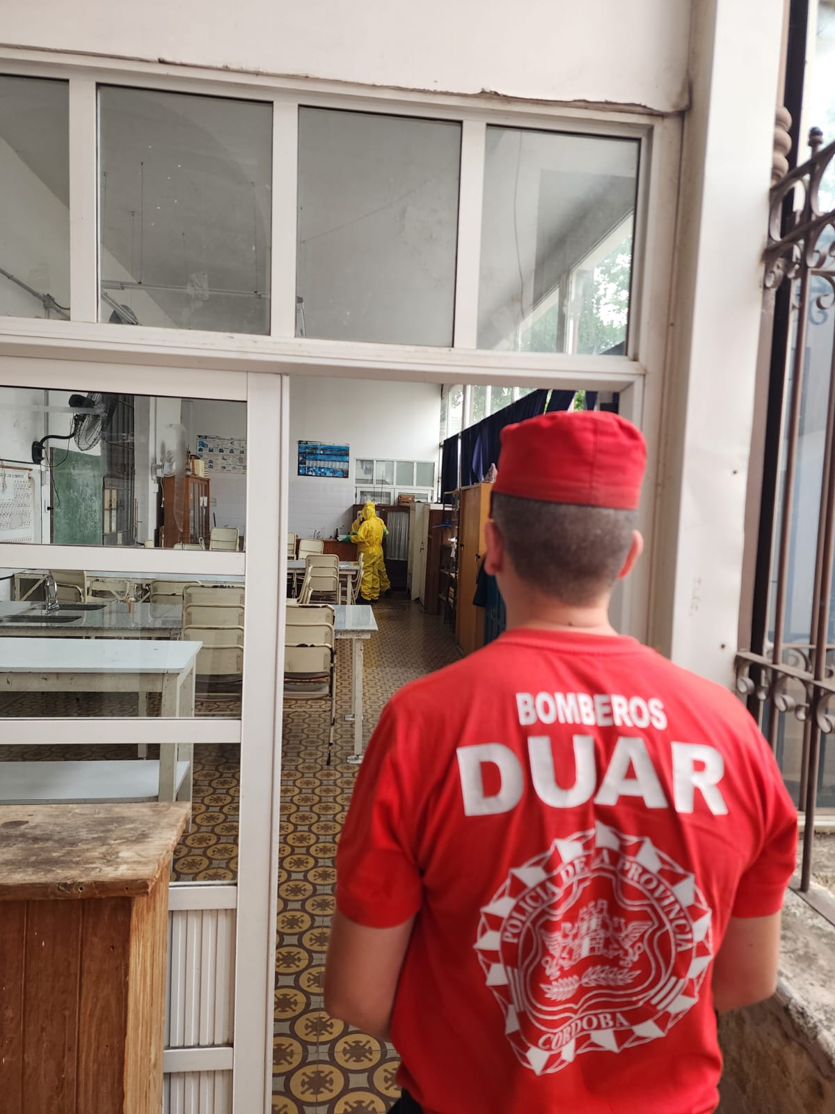 Derrame de ácido en un colegio del Centro: evacuaron a 300 alumnos por prevención