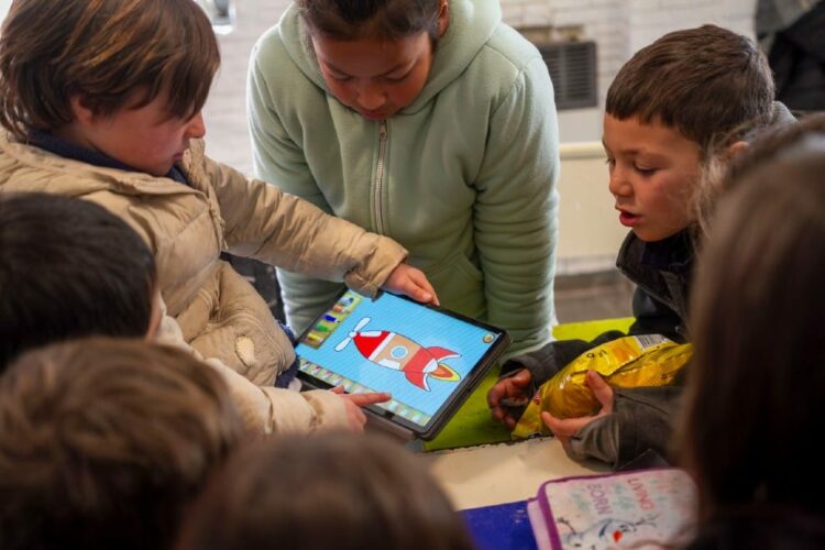 Córdoba nominada a un premio global por su política de inclusión digital Puentes Digitales, la iniciativa que llevó conectividad satelital a todas las escuelas rurales de Córdoba, avanza en los premios WSA 2025 y posiciona a la provincia en la élite global de la inclusión digital educativa.