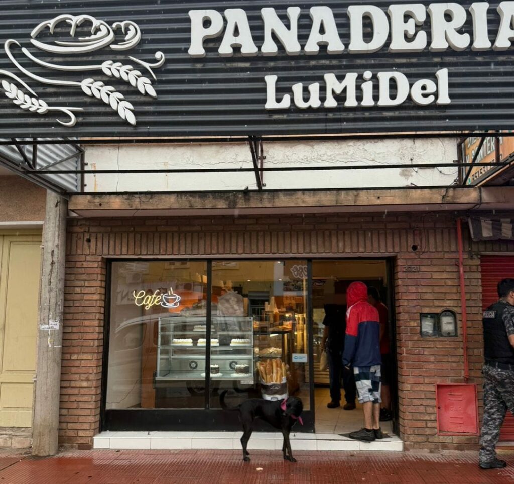 Cuatro adolescentes detenidas por entrar a una panadería a robarle a la empleada Cuatro adolescentes detenidas por entrar a una panadería a robarle a la empleada