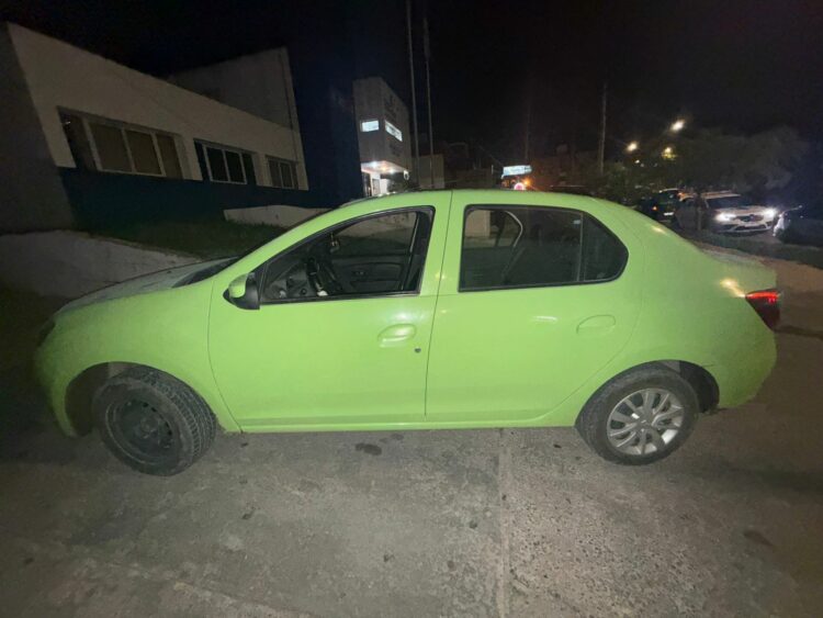 Dos detenidos tras el robo de un vehículo usado para viajes por aplicación Vehiculo recuperado por la policía luego de ser sustraído mientras su conductor realizaba viajes por aplicación.