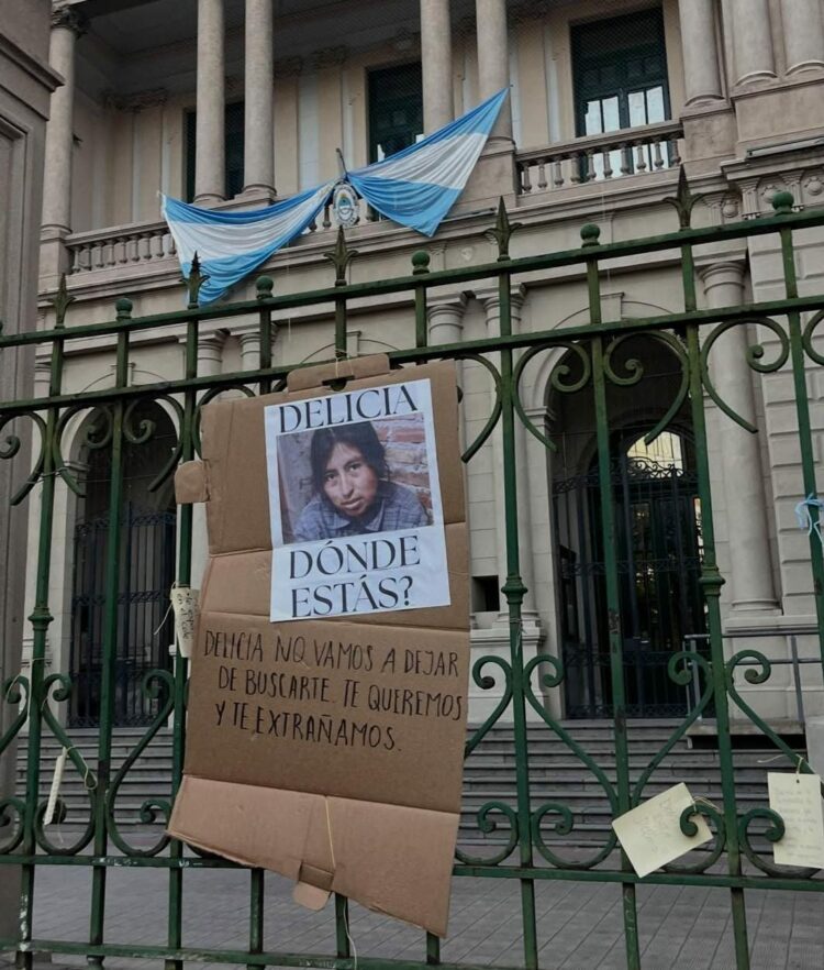 Intervenciones y expresiones colectivas frente a la Escuela Normal Superior Alejandro Carbo, institución donde estudiaba Delicia Mamani, estudiante del Profesorado de Primaria.