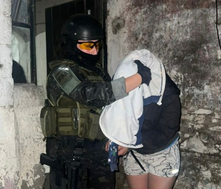 La FPA realizó diez allanamientos en distintos barrios de Córdoba y detuvo a 13 personas tras seis meses de investigación.