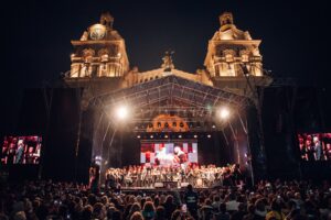 Jairo y la Misa Criolla reunieron a más de 12 mil personas frente a la Catedral Jairo y la Misa Criolla reunieron a más de 12 mil personas frente a la Catedral