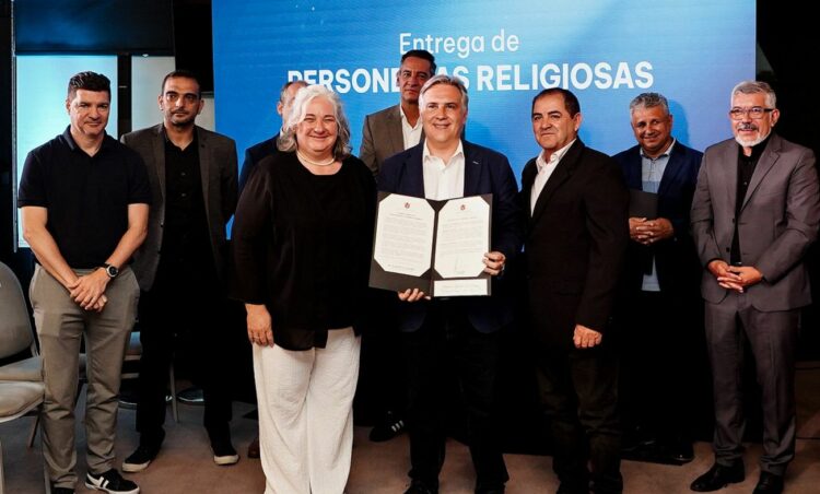 El gobernador Llaryora entregó certificados a las comunidades religiosas.