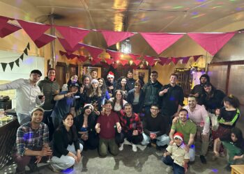 Ante una Navidad lejos de casa, una mesa colectiva que desafía al mapa