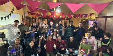 Ante una Navidad lejos de casa, una mesa colectiva que desafía al mapa