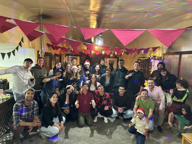La iniciativa convocó a adultos, familias y niños que celebraron la Nochebuena acompañados.