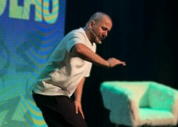 Ulises Bueno sorprendió al público al subir al escenario con Camilo Nicolás