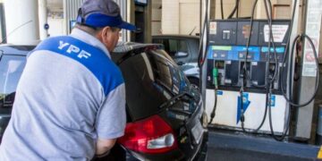 YPF aplicará una baja promedio del 2% en la nafta y ajusta precios por región YPF