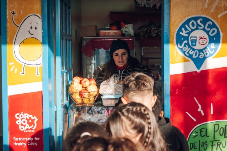 Córdoba fue premiada internacionalmente por su programa de Kioscos Escolares Saludables La Municipalidad de Córdoba fue distinguida por su política de Kioscos Escolares Saludables, una iniciativa que transformó la alimentación en las escuelas municipales y reforzó el derecho de niñas y niños a entornos educativos más saludables.